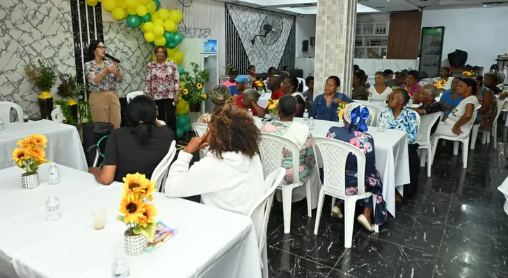 Yamel García encabeza encuentro comunitario con adultos mayores para promover atención digna y la integración de los envejecientes.