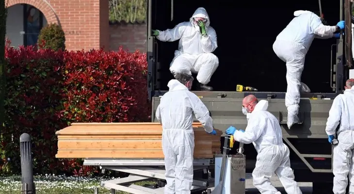España tiene un respiro con fallecidos por coronavirus; caen a 683