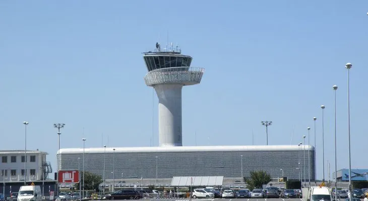 Lanzó una amenaza de bomba para que su novia no perdiera el avión