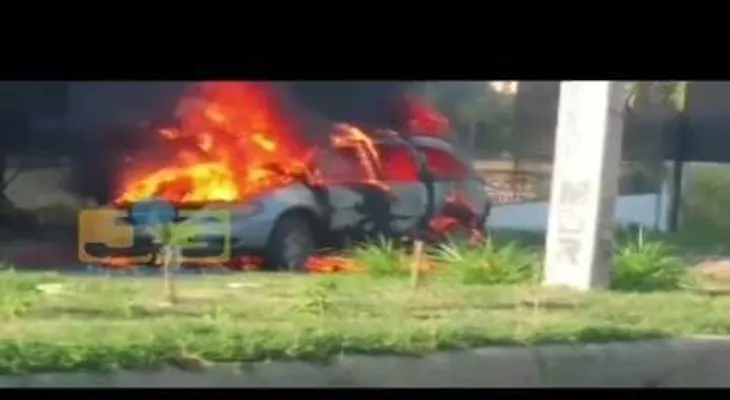 Se incendia vehículo en La Barranquita, Santiago