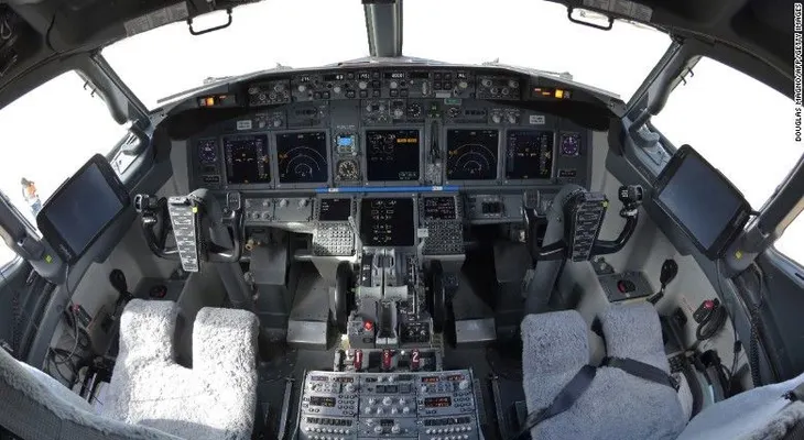 Detienen a un piloto ebrio en la cabina de un avión