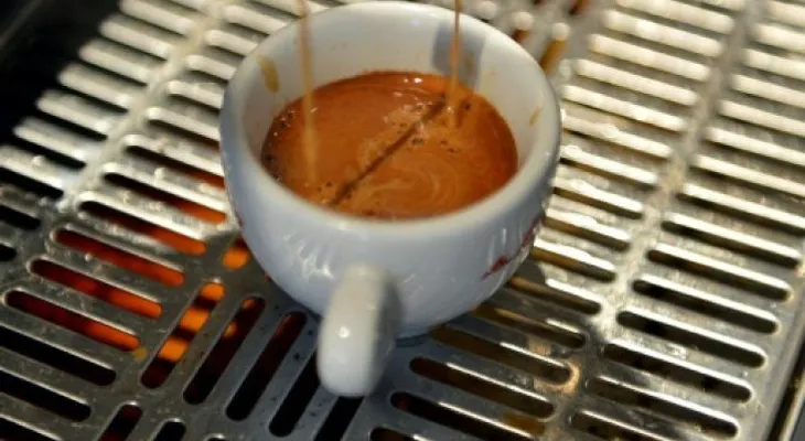 Tomar café moderadamente disminuye riesgo de morir de algunos males