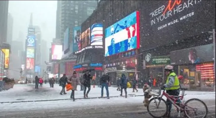 Nieve acompañada de frío azotan a NY; cambiarán horario el domingo 