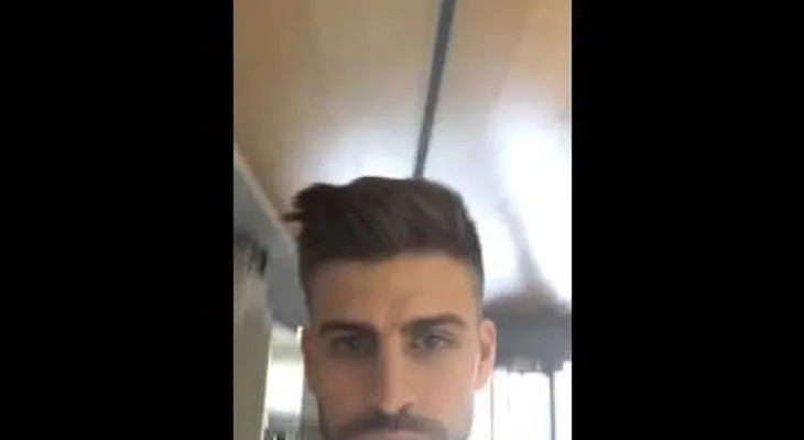 Piqué sufre la entrada de una fan en plena transmisión por Periscope