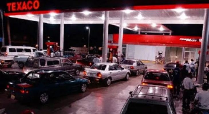 Gobierno congela precios de todos los combustibles