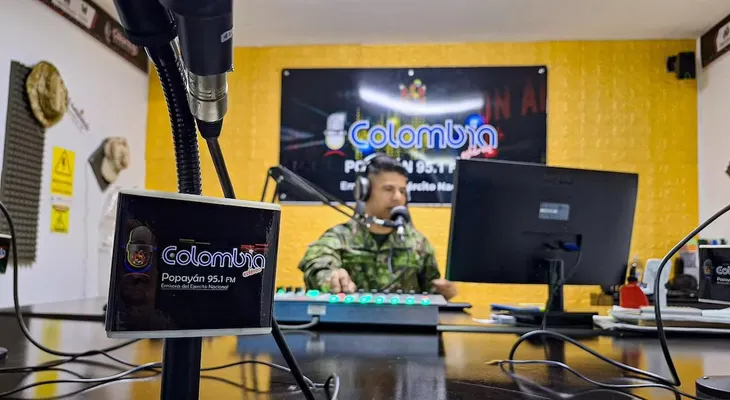 Ejército de Colombia habilita emisoras y WhatsApp para localizar desaparecidos tras el terremoto de 7,4