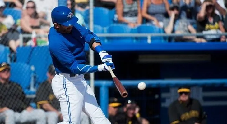 Bautista pega jonrón; Santiago sufre lesión