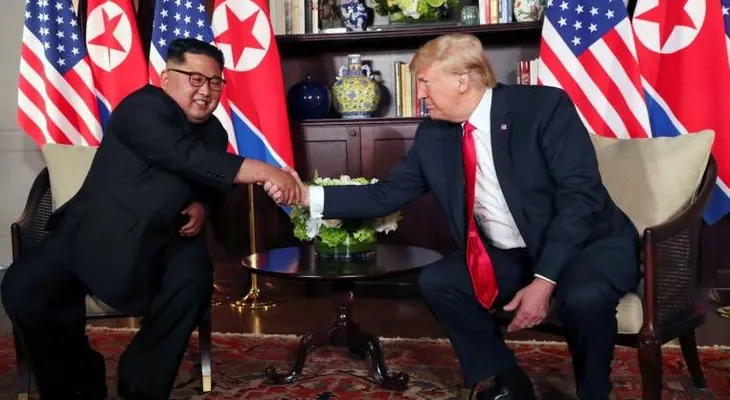 Lo que dice el apretón de manos de Kim y Trump, según los expertos