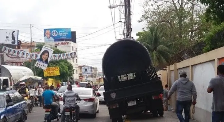 Lanzan una bomba lacrimógena en centro de votación de Herrera