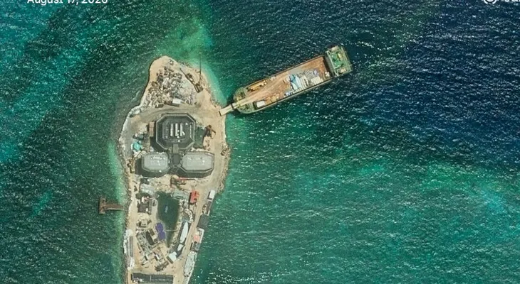 Nuevas instalaciones en islote chino del mar de China Meridional podrían ser base de radar, según imágenes satelitales