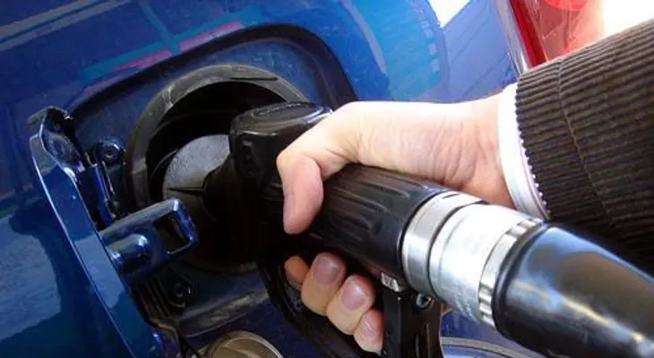 Rebajan RD$14.20 y RD$13.30 a las gasolinas