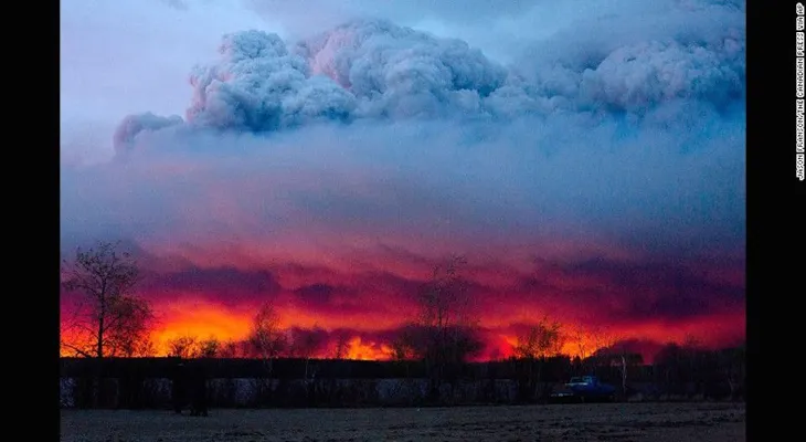 Miles huyen del incendio forestal que está devorando el bosque en el centro de Canadá