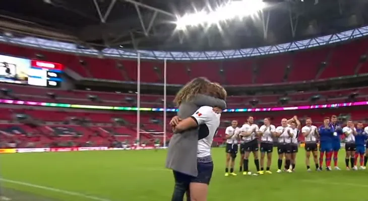 Video: Un jugador de rugby le pide matrimonio a su novia en el estadio