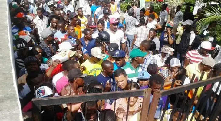 Cientos de haitianos abarrotan oficinas del Plan de Regularización