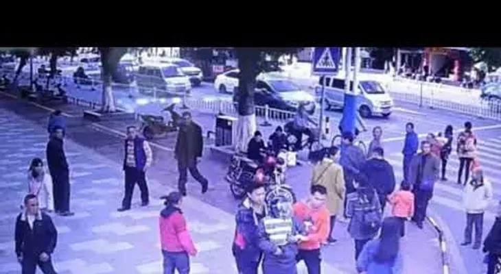 Padre salva a su hijo secuestrado con quien se encuentra por accidente 