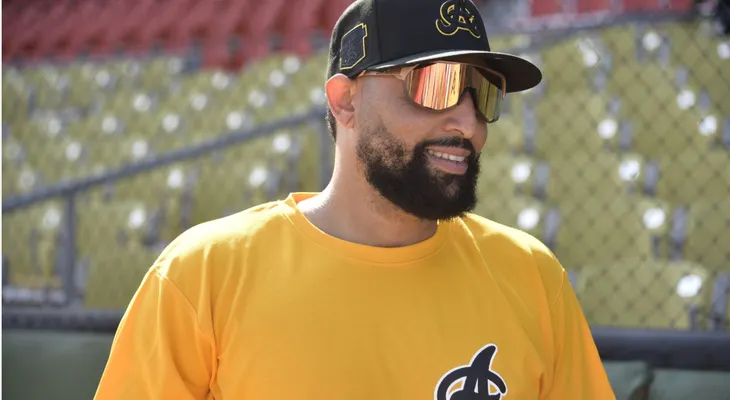 Webster Rivas luce amarillo por la mística y en honor a su abuelo