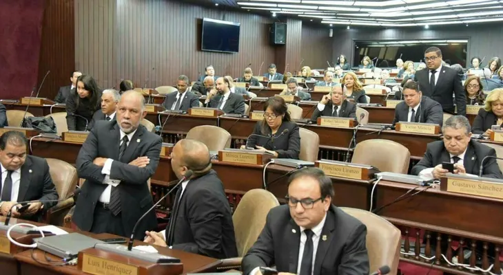 Diputados "chateando" y conversando en inicio de la primera legislatura de 2018
