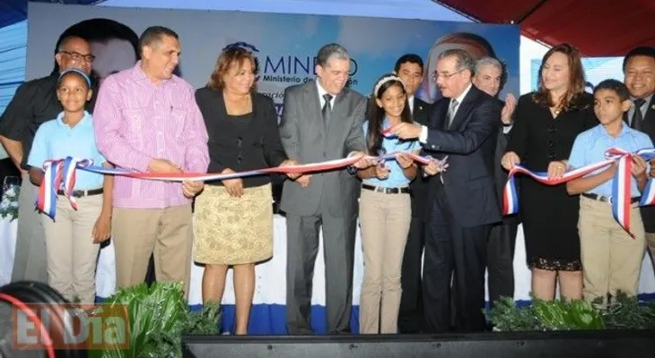 Presidente Medina entrega 90 aulas en 4 provincias del Cibao