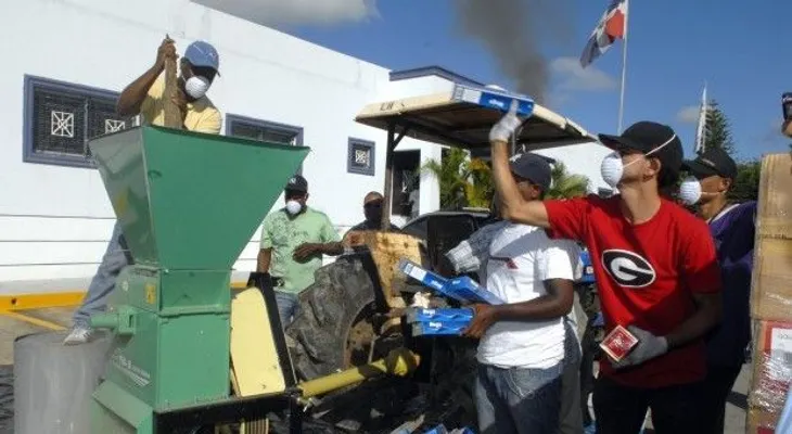 Aduanas y DGII destruyen más de 550 mil cigarrillos contrabandeados