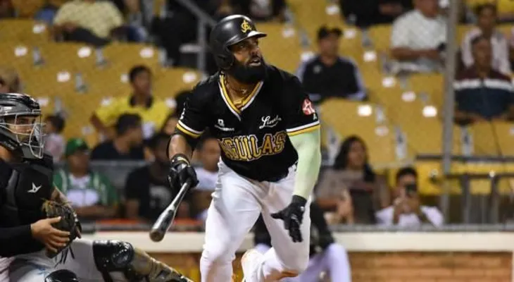 Estacazo de Aneury Tavarez con las bases llenas mantiene vivas a las Aguilas en el Round Robin