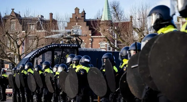 Más de 34 detenidos en las protestas contra las restricciones en Países Bajos