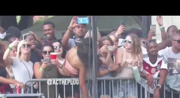 Malia Obama y su eufórico baile en festival de música Lollapalooza