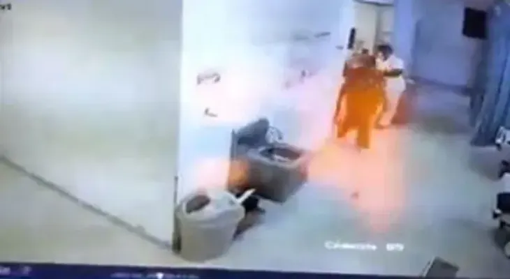 Hombre agrede a trompadas un doctor en emergencia hospital de Salcedo, RD