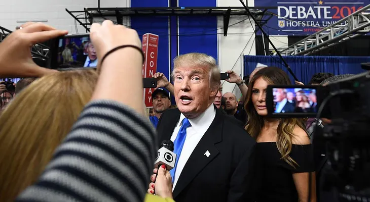 Donald Trump se quejó porque su micrófono estaba dañado: "¿Fue a propósito?"