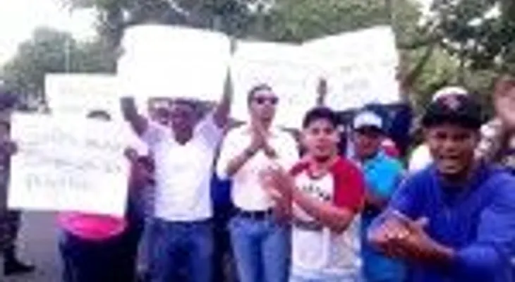 Moradores de Los Arroces demandan arreglo de sus calles
