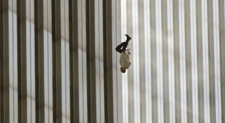 La historia oculta tras la icónica foto del hombre que cae el 11-S
