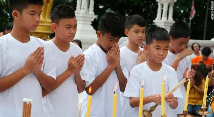 Los niños rescatados de la cueva en Tailandia serán novicios monjes budistas