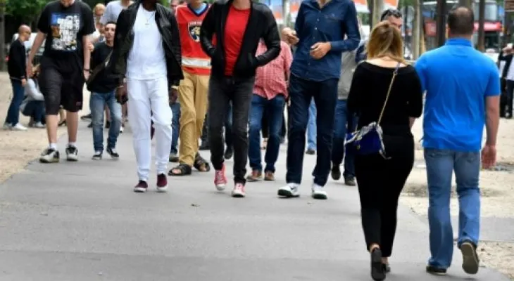 Los hombres más altos del mundo se dan cita en las calles de París