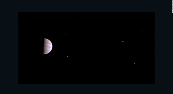 Juno envía la primera imagen de Júpiter y sus lunas