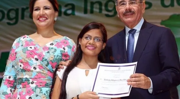Danilo y Margarita encabezan graducacion de Inglés de Inmersión