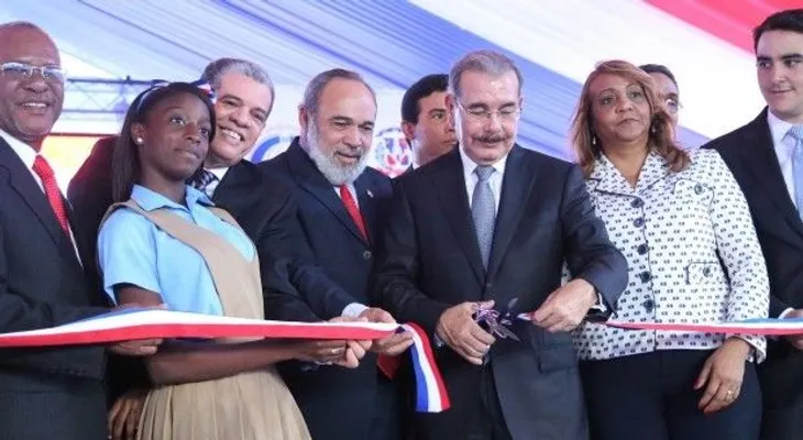 Presidente Medina inaugura escuela en Guayacanes