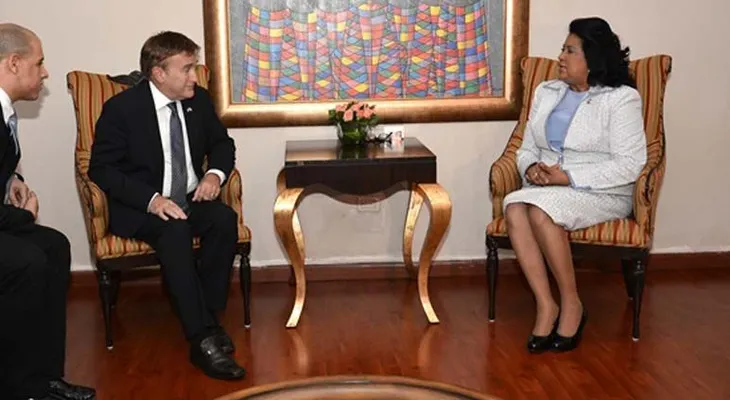 Cristina Lizardo recibe visita del embajador Wally