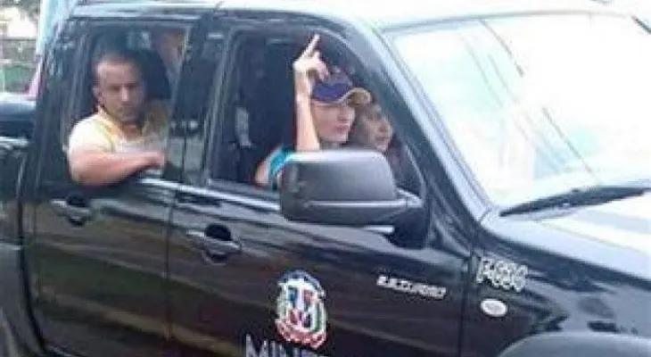Minerd suspende funcionario en Villa Trina por usar vehículo de institución en acto político