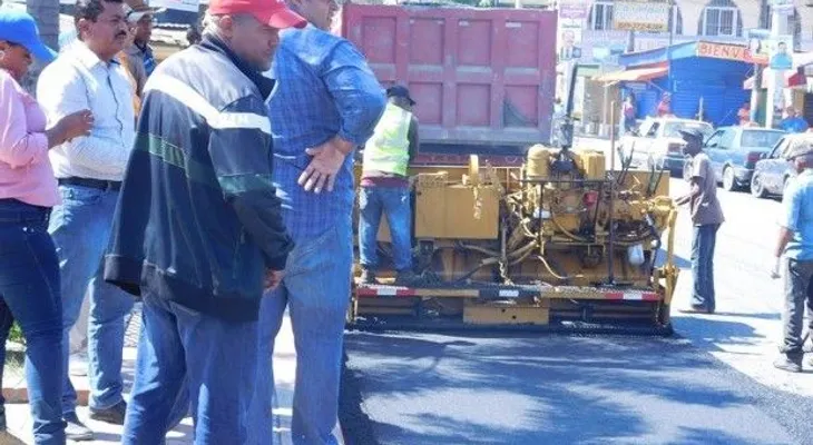 Asfaltan calles de Los Alcarrizos