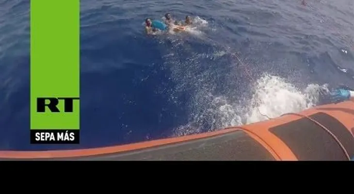 Dramático rescate de 294 refugiados en el mar Mediterráneo (video sin sonido)