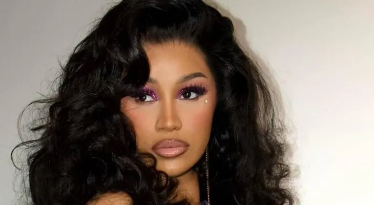 Cardi B ofrece íntima presentación en Tiny Desk de NPR