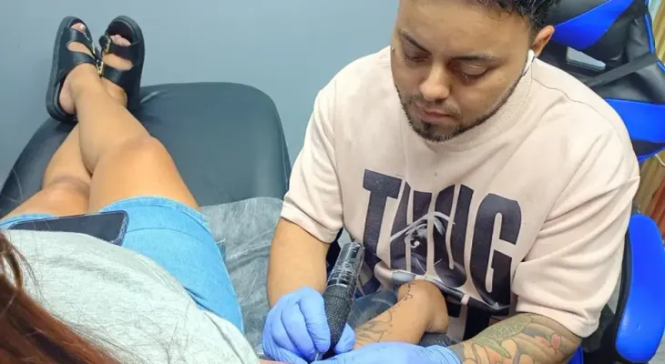 Mujeres y adultos de hasta 72 años dominan la clientela en los estudios de tatuajes