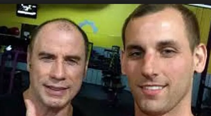 John Travolta es calvo y usa peluca