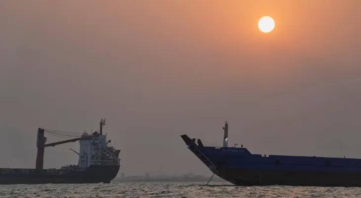 El mercado petrolero resiste más de seis meses de guerra entre EEUU e Irán con rutas alternativas y reservas