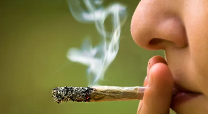 Los fumadores de marihuana son menos propensos a ser obesos, indica estudio