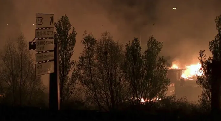 Al menos 10 heridos y 600 desaparecidos tras fuego en campo de refugiado en Francia            