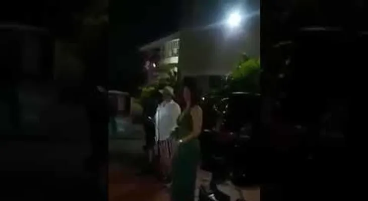 Un hombre desenmacara en una fiesta a su esposa cuernera con su mejor amigo, mostrando mensajes que se enviaban
