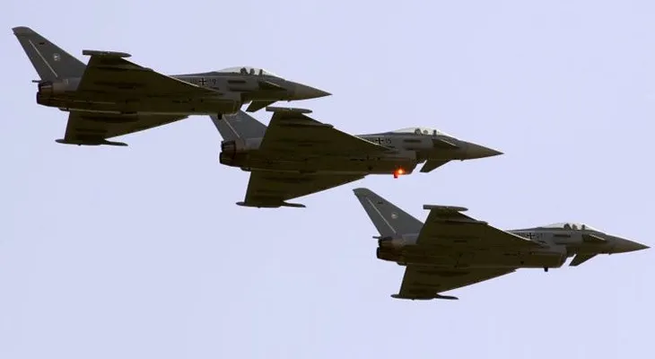 Cazas alemanes pasan a patrullar el cielo báltico armados hasta los dientes