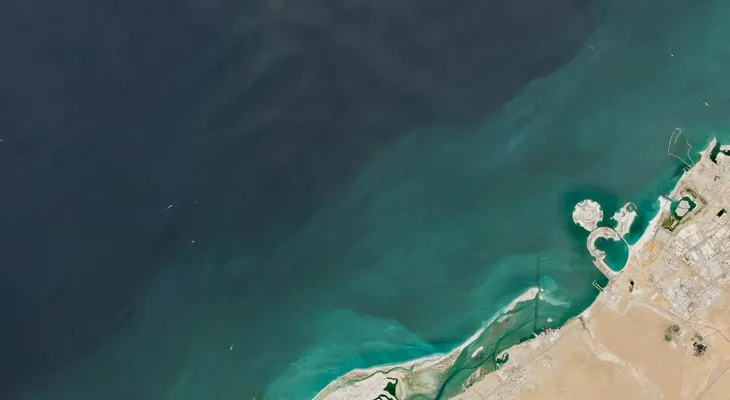 Derrame de petróleo del buque Gem No. 2 se extiende frente a Emiratos Árabes Unidos y obliga a cerrar playas