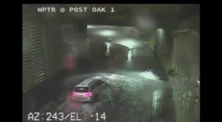 Muere ahogada al intentar cruzar en su coche un túnel inundado (FUERTES IMÁGENES)