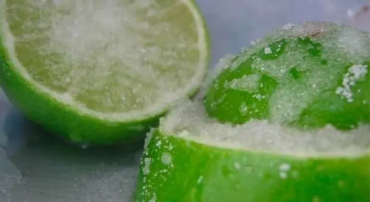 Corta un limón en 4 y ponle sal. Luego colocalo en la cocina, este truco cambiara tu vida